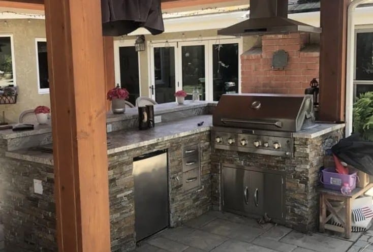 outdoor kitchen.jpg